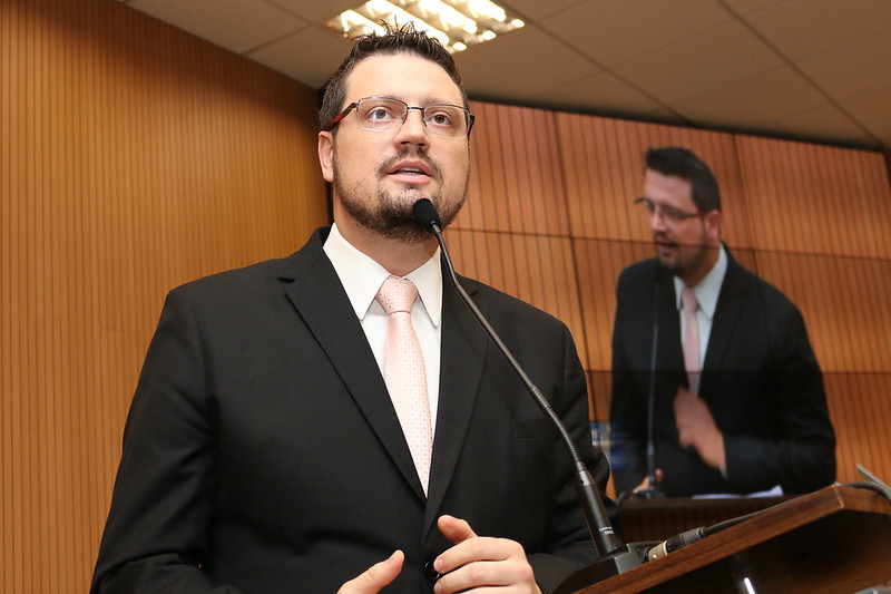 Vinícius Gratti homenageia instituições educacionais nesta quinta (27)