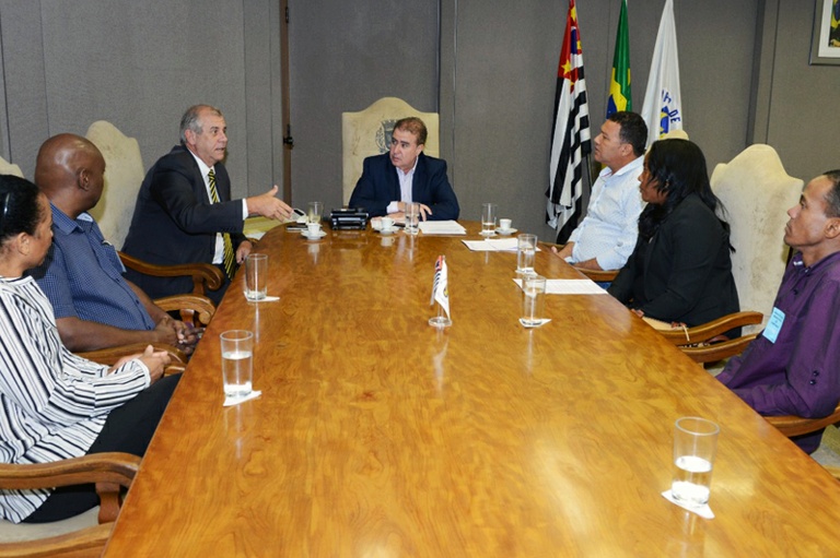 Acompanhados por médicos cubanos, Bernardelli e Permínio Monteiro apresentam emenda do Mais Médicos Campineiro ao prefeito