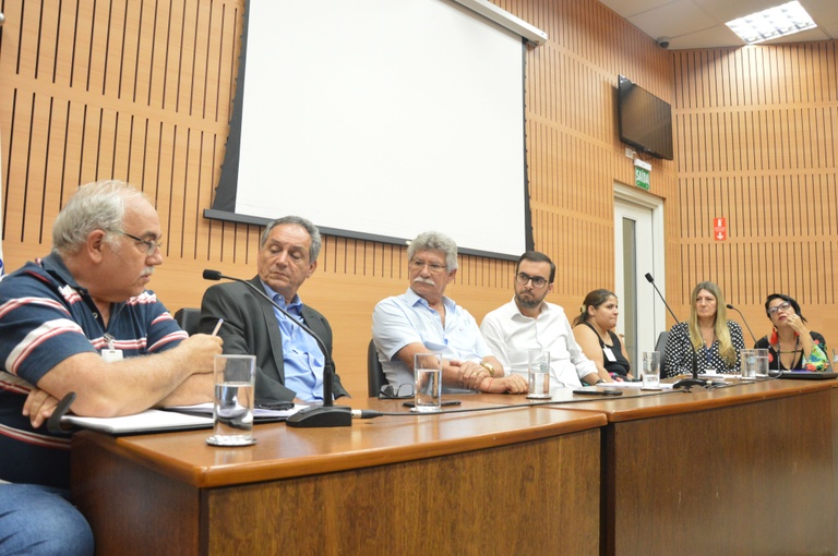 Em reunião na Comissão de Educação e Esporte, secretarias de Educação admitem números excedentes e culpa sistema eletrônico por salas superlotadas