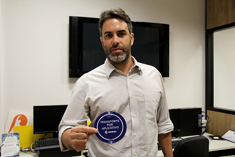 Nelson Hossri apresenta novo projeto para alterar o adesivo dos veículos utilizados por transporte por aplicativos