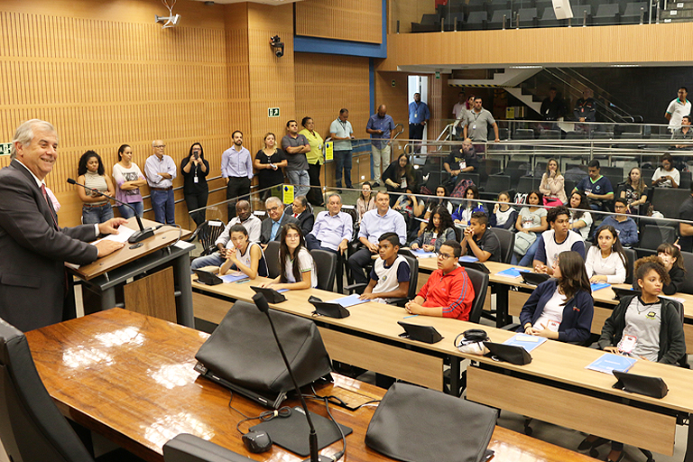 Parlamento Jovem: vereadores-estudantes conhecem padrinhos e madrinha; participação feminina bate recorde no PJ, que também teve cinco reeleitos