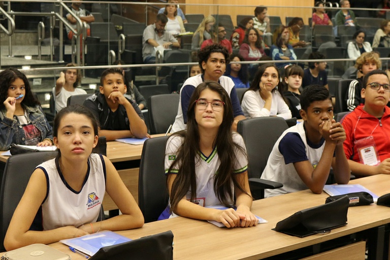 Parlamento Jovem: vereadores-estudantes serão empossados nesta terça (28) e elegerão presidente e Mesa Diretora