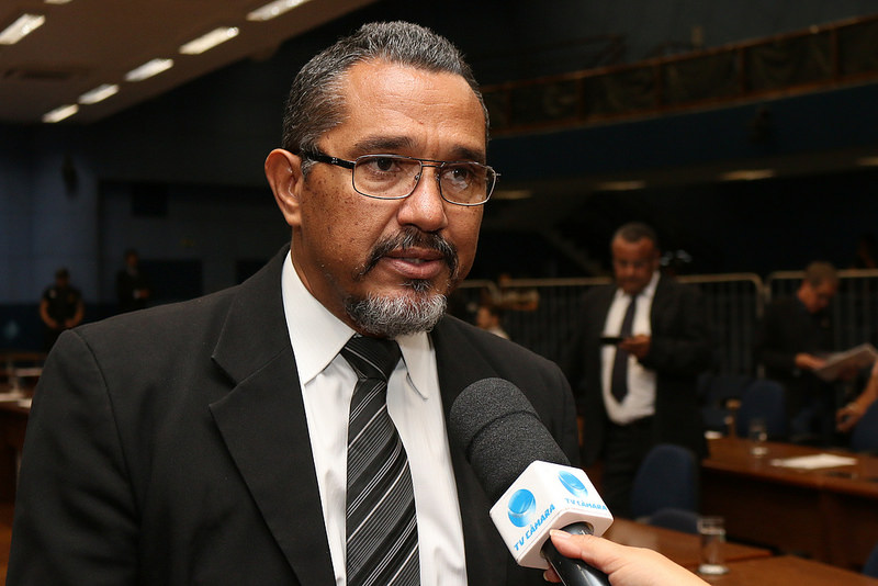 Pastor Elias apela ao Senado para tipificar como infração de trânsito o estacionamento de carros em locais que bloqueiem o acesso as rampas para portadores de deficiência