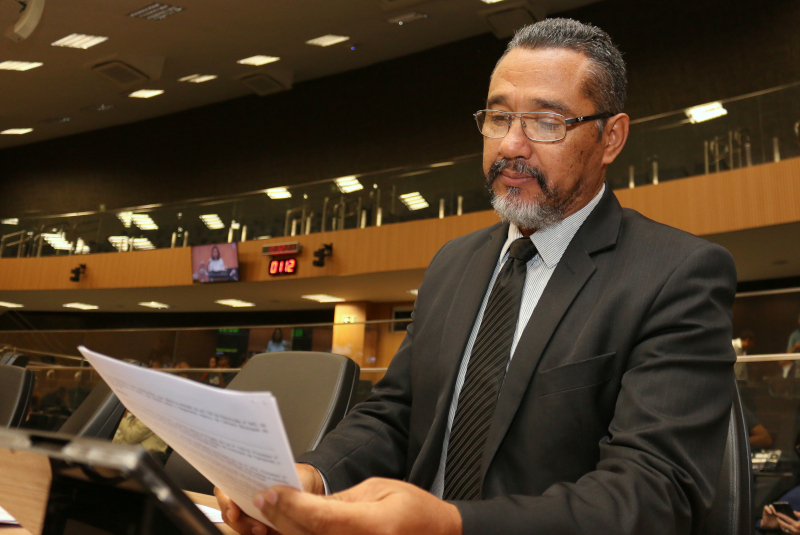 Pastor Elias protocola PL que obriga agências bancárias a instalar caixas eletrônicos para atendimento de deficientes visuais, pessoas com mobilidade reduzida e nanismo
