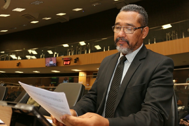 Pastor Elias protocola PL que obriga agências bancárias a instalar caixas eletrônicos para atendimento de deficientes visuais, pessoas com mobilidade reduzida e nanismo