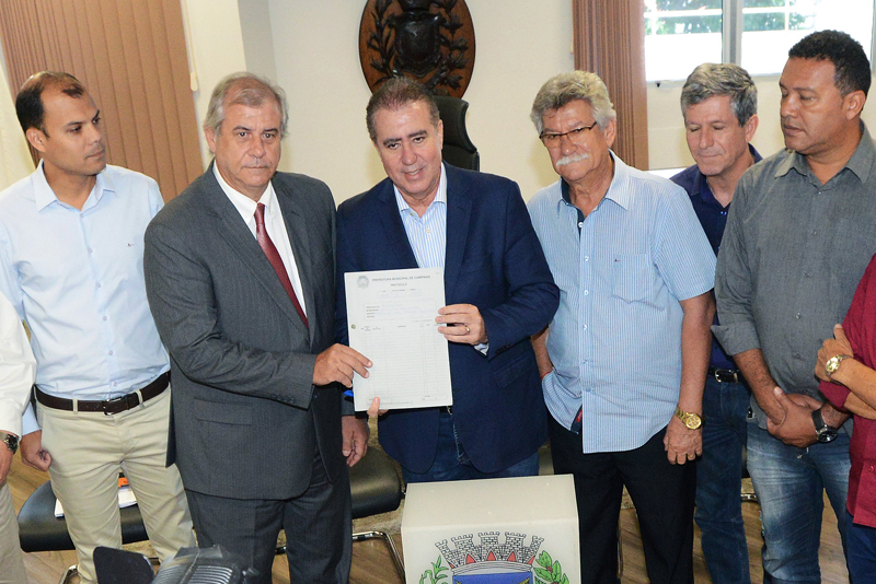 Programa ‘Mais Médicos Campineiro’ é entregue na Câmara e Bernardelli assume compromisso de acelerar a tramitação do projeto que prevê a contratação de profissionais para a saúde