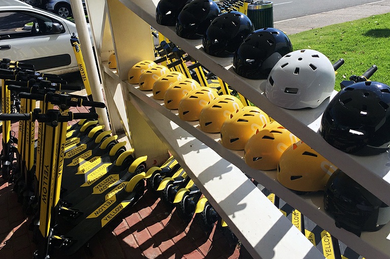 Proteção ao usuário: PL de Bernardelli obriga empresas que locam patinetes elétricos a fornecerem capacetes, joelheiras e cotoveleiras