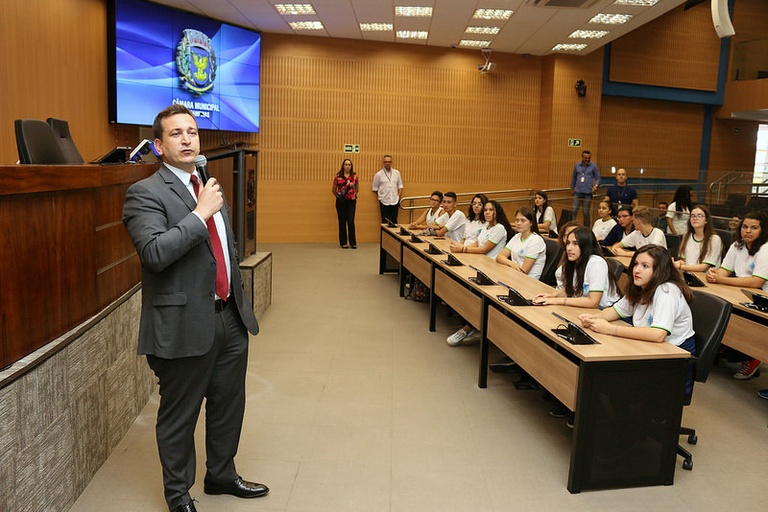 Tenente Santini protocola projeto de lei que obriga a execução do Hino Nacional em escolas municipais de Campinas