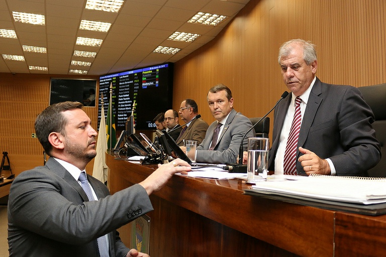 Tenente Santini protocola projeto que isenta terrenos não-edificados da taxa do lixo