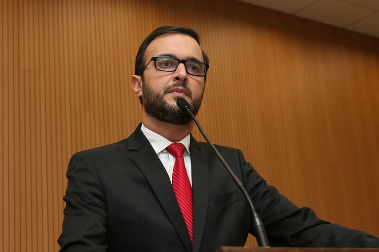 Gustavo Petta entrega do Diploma de Mérito Jurídico ao diretor do Fórum de Campinas e ao promotor do Ministério Público do Estado de São Paulo