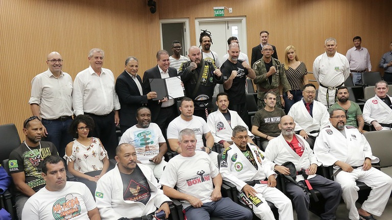 Jonas Donizete sanciona na Câmara Lei Dezembro Faixa Preta que populariza as artes marciais