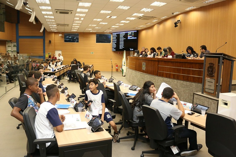 Na última reunião plenária, segunda edição do ano do Parlamento Jovem aprova nove projetos dos vereadores estudantes; cerimônia de encerramento será em 14 de novembro