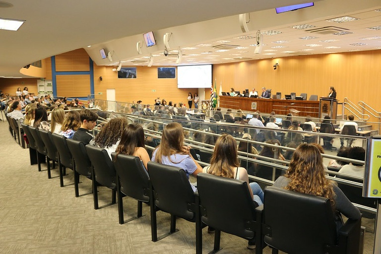  Armas nas mãos do povo salvam ou tiram vidas?  Alunos do Notre Dame debatem tema na Câmara na terça-feira (8)