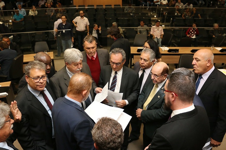 Câmara entrega Diploma de Mérito Educacional em homenagem ao Dia do Professor