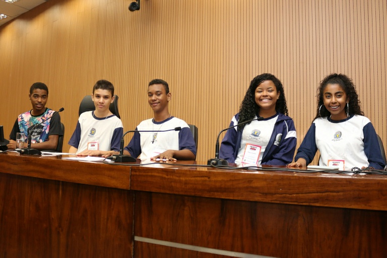 Com 23 escolas participantes, Parlamento Jovem toma posse e Samuel Tigre, de 15 anos, é eleito presidente