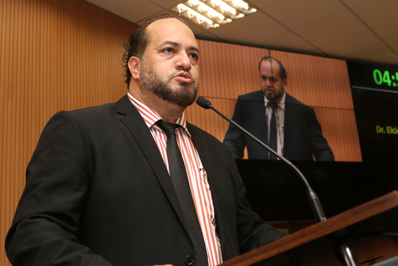 Elcio Batista é empossado vereador: parlamentar é o 12º suplente a assumir posto durante a legislatura 2017-2020; Angelo Diniz é o mais acionado e já ocupou o cargo por quatro vezes