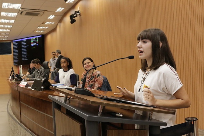 Na primeira reunião do Parlamento Jovem, vereadores-estudantes aprovam PLs que cria programa para apoiar garotas que se interessem por política e programa de prevenção a suicídio