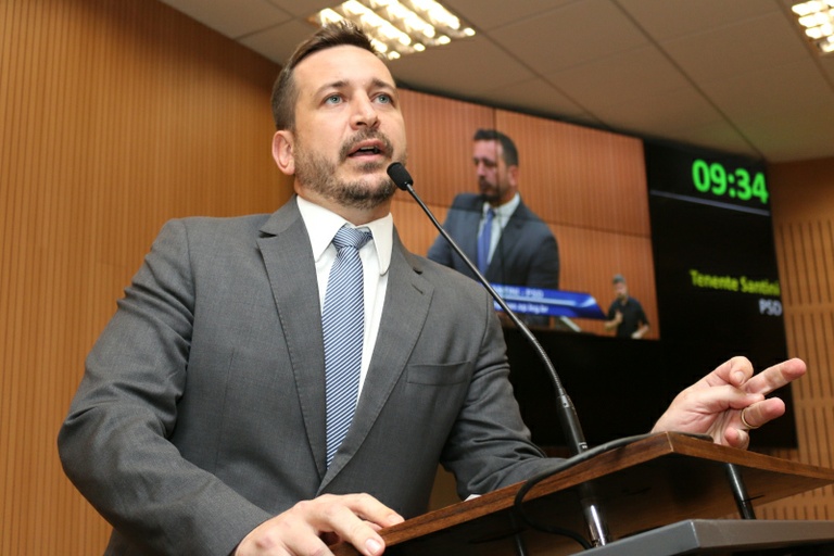 Tenente Santini protocola requerimentos pedindo informações sobre servidores da administração pública indireta