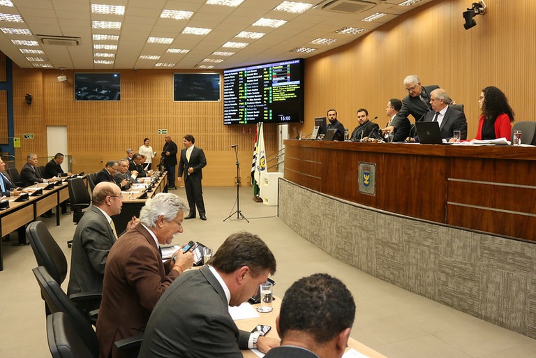 Câmara aprova, em 1ª análise, PL que adéqua punições da lei de 2013 que proíbe comerciantes que têm máquinas de suco a usar laranjas sem lavar previamente
