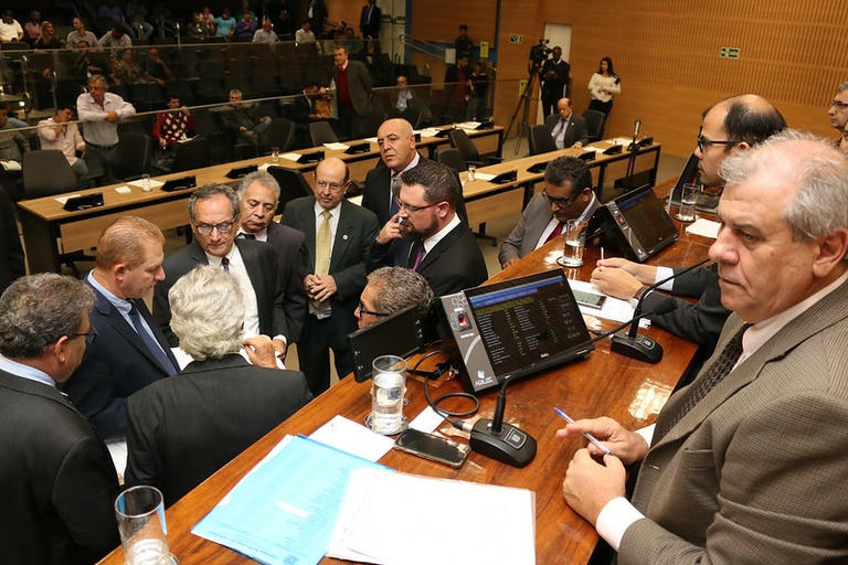 Câmara aprova em análise final, por 23 votos a sete, projeto que viabiliza a contratação emergencial de 600 profissionais que deverão ser incorporados à Rede Mário Gatti