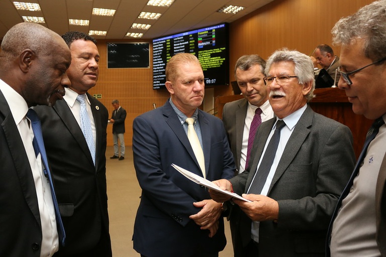 Câmara vota oito projetos na reunião desta segunda (23)