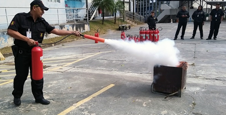 Vigilantes da Câmara passam por treinamento de prevenção e combate a incêndio