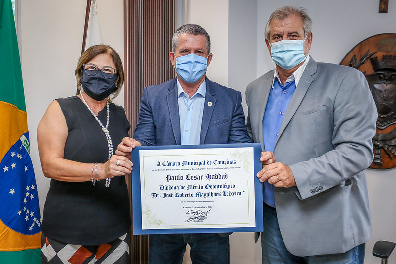 Bernardelli entrega diploma de Mérito Odontológico a Paulo Haddad