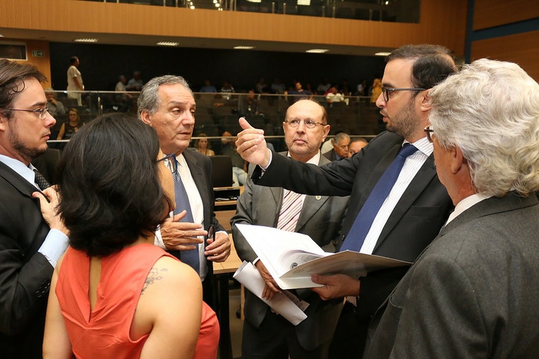 Câmara aprova, em 1ª votação, projeto que regulamenta contratação direta de asfaltamento de vias públicas por moradores de bairros