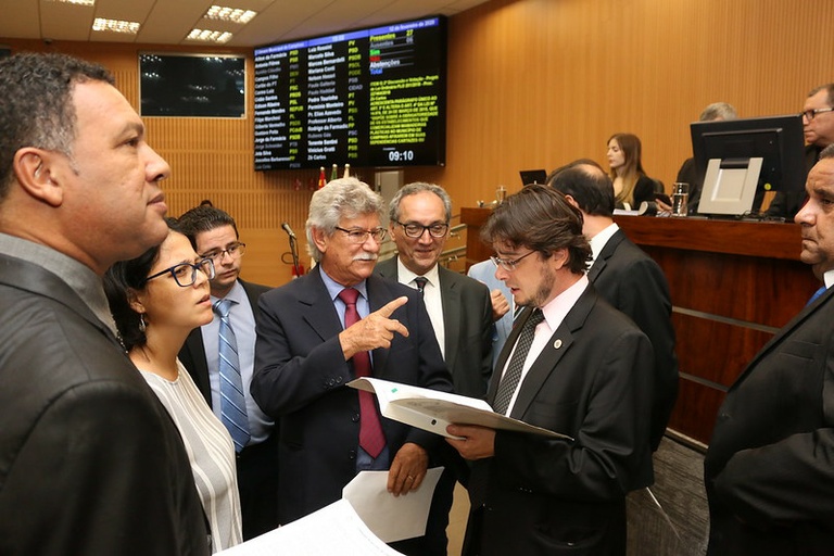 Câmara vota em 1ª análise, nesta quarta (19), reestruturação de procedimento de autorização a proprietários de imóveis para realizar asfaltamento de vias públicas