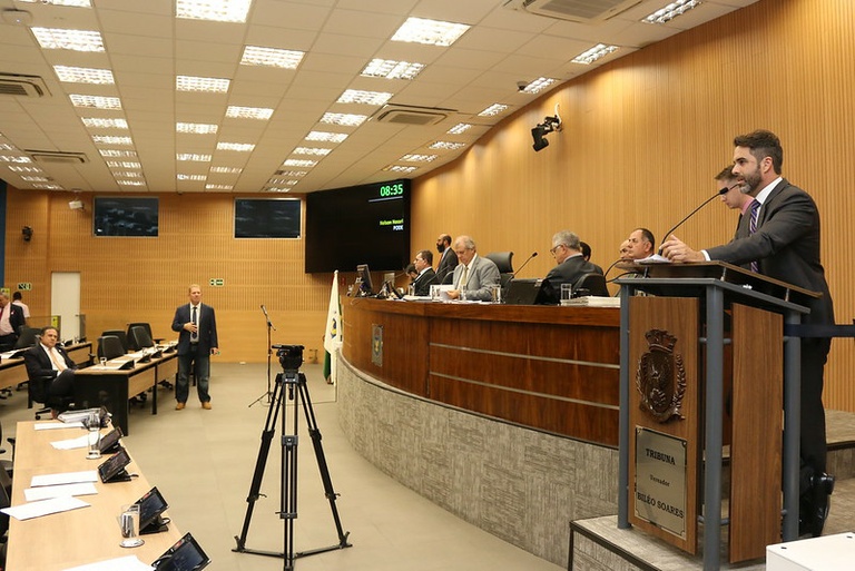 Nelson Hossri reapresenta projeto de lei criando multa pra quem solta fogos de artifício