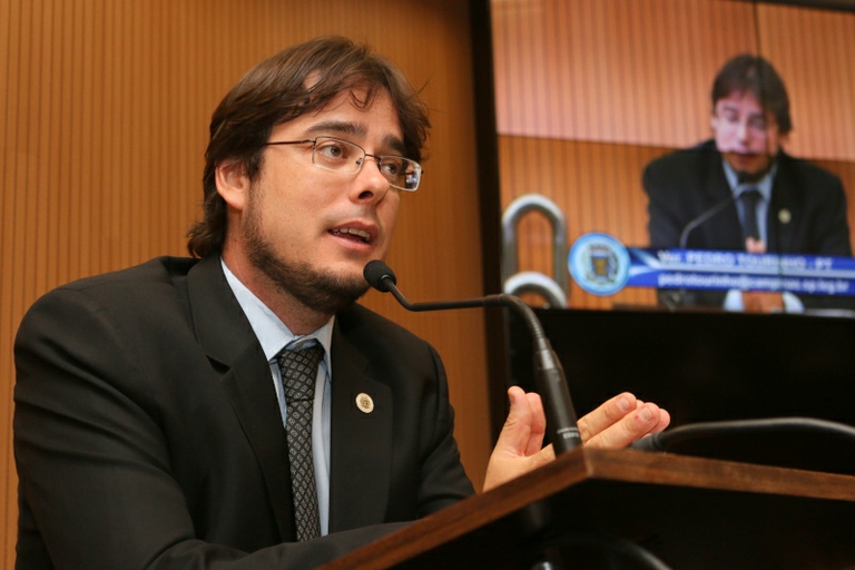 Projeto de Pedro Tourinho assegura às mulheres o direito de pagar meia entrada em jogos de futebol   