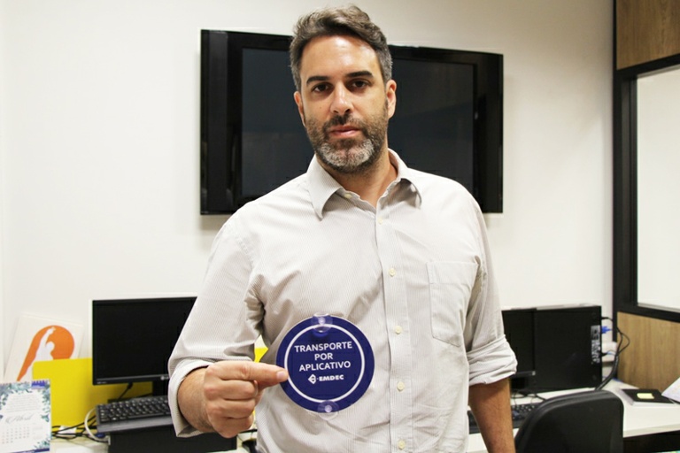 Após morte de motorista de aplicativo, vereador Nelson Hossri protocola PL que extingue adesivos identificadores de veículos