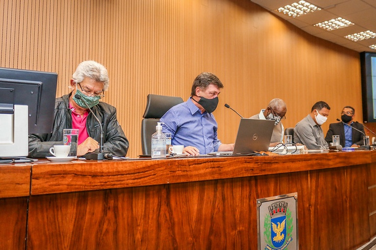 Comissão de Constituição e Legalidade faz primeira reunião presencial após o início da quarentena; PL que reduz alíquota de IPTU de galpões é aprovado