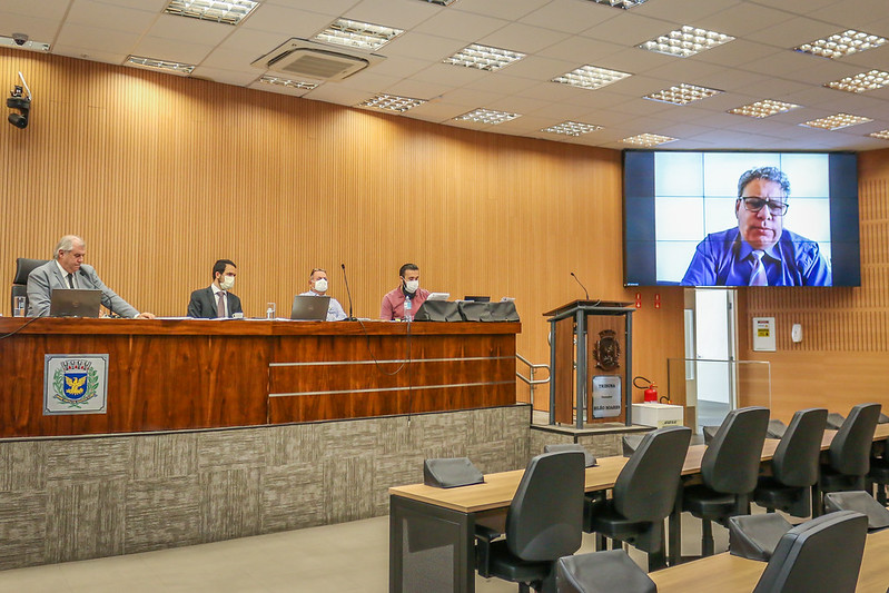 Câmara aprova, em primeira votação, prioridade a cuidadores em campanha de vacinação contra a gripe e cabeleireiros como serviço essencial