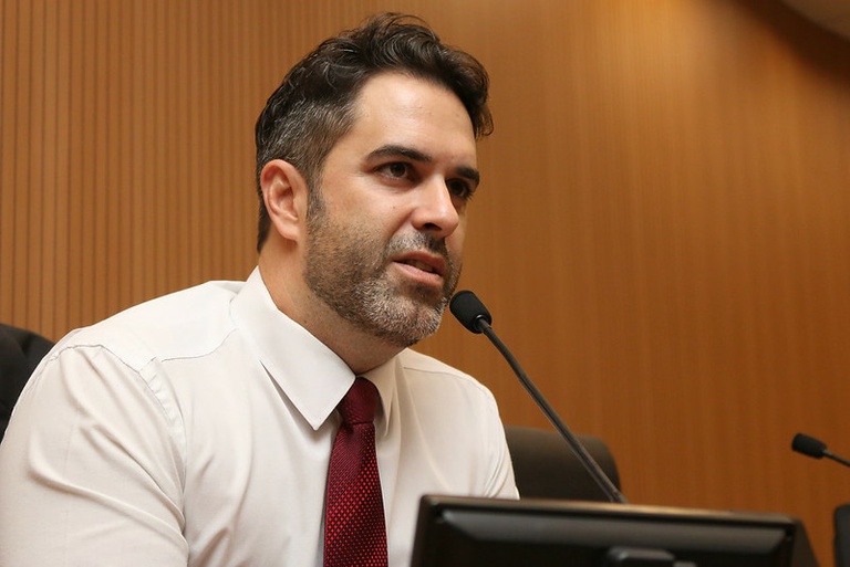 Hossri protocola representação no MP denunciando descaso no atendimento da Farmácia de Alto Custo