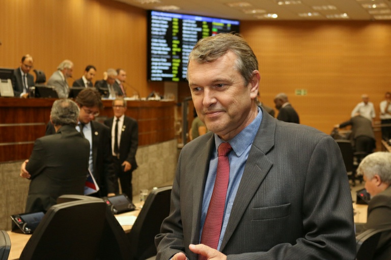 Jorge da Farmácia protocola projeto que proíbe o corte de água por 90 dias, em virtude do Coronavírus