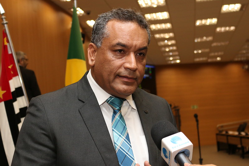 Paulo Galtério apela à Presidência da República centralizar a distribuição de álcool gel para evitar que o mercado tenha lucros abusivos com a venda do produto