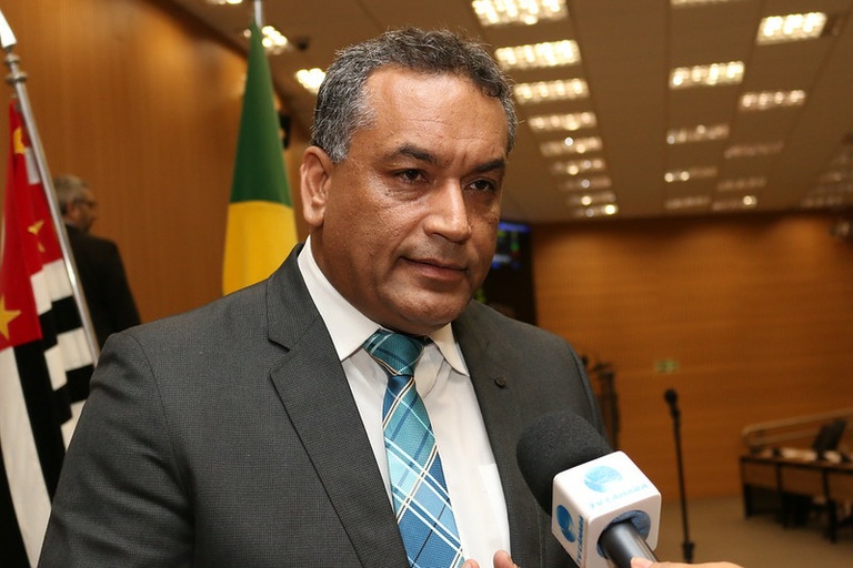 Paulo Galtério apela à Presidência da República centralizar a distribuição de álcool gel para evitar que o mercado tenha lucros abusivos com a venda do produto