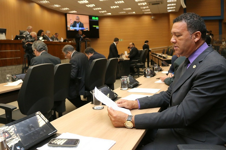 Projeto de Permínio Monteiro obriga prefeitura a dar cestas básicas a alunos de famílias do Bolsa Família durante suspensão de aulas por causa do Coronavírus