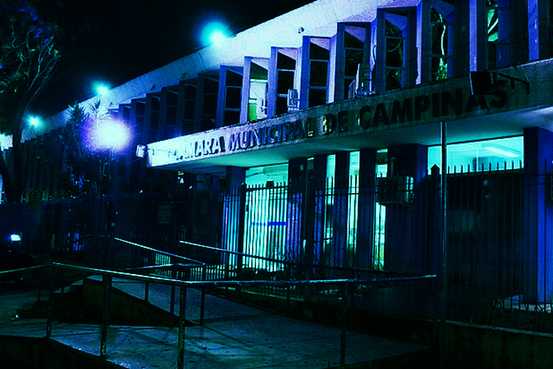 Combate ao câncer de próstata: Câmara está iluminada em homenagem ao novembro azul