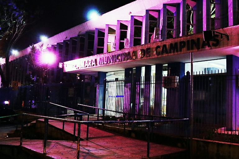 Câmara está iluminada em homenagem ao Outubro Rosa