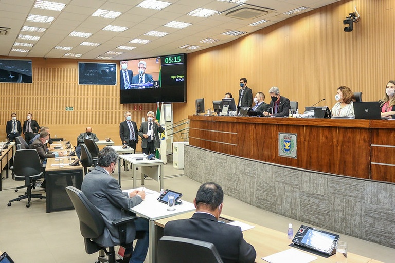 Câmara aprova, em definitivo, obrigatoriedade do Executivo divulgar informações sobre plantões médicos e, em 1ª votação, visita de cães a clínicas de dependentes
