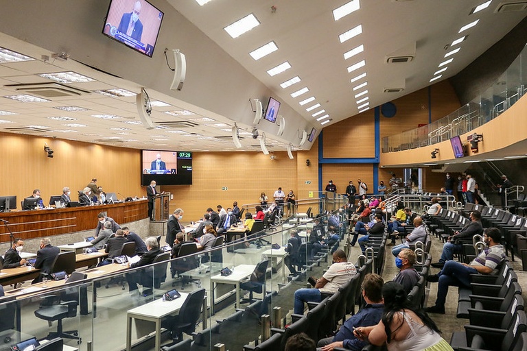 Câmara vota em análise final, nesta segunda (23), obrigatoriedade do Executivo divulgar informações sobre plantões médicos e de avisos sonoros para cegos em Bancos