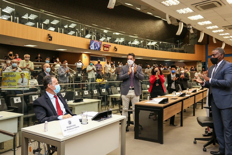 Vereadores aprovam a reforma administrativa da Rede Mário Gatti de Urgência; reunião marca retorno do Professor Alberto após 46 dias de internação por conta da covid