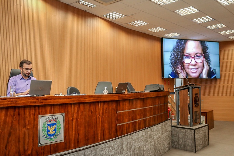Em reunião da Comissão de Educação, Guida Calixto lê manifesto - assinado por vereadores do PT e PSOL -  pedindo suspensão da volta às aulas na rede municipal, prevista para 1º de março