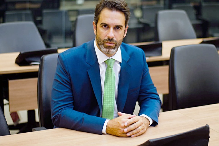 Hossri protocola requerimento pedindo convocação da Secretária de Assistência Social para prestar esclarecimentos sobre caso do menino acorrentado