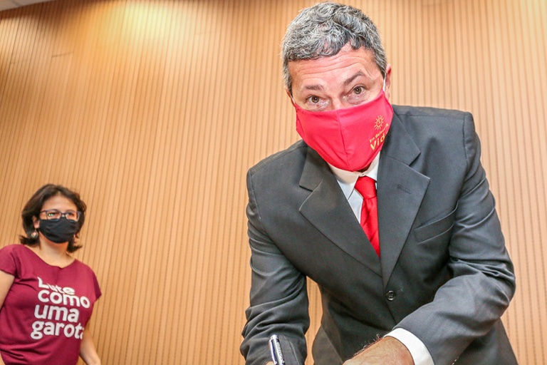Bancada do PSOL apresenta projeto para garantir transparência na vacinação contra a Covid-19
