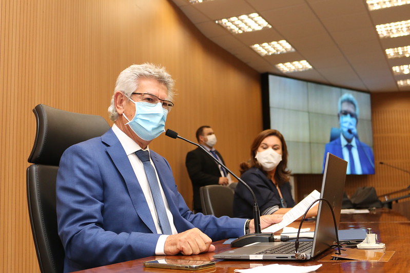 Câmara decide manter cinco funcionários nos gabinetes dos vereadores