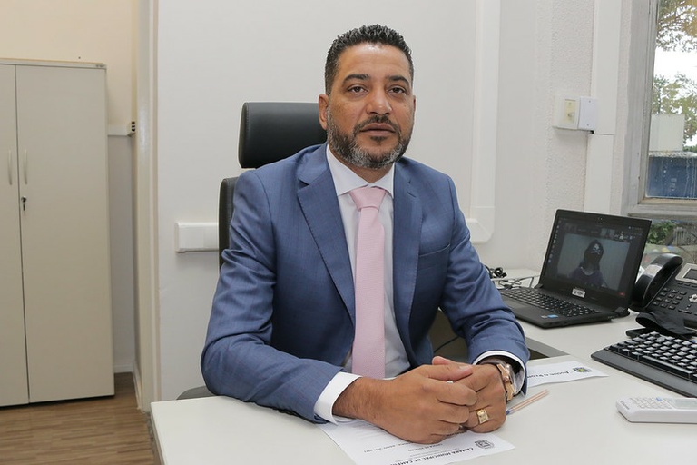 Carlinhos Camelô propõe lei para reduzir custos de donos de bancas junto ao município, com extinção de taxa de renovação e redução de multa