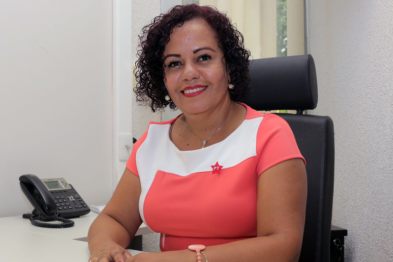 Guida Calixto requer informações à prefeitura sobre descentralização de locais de vacinação contra Covid a idosos, bem como se dará o transporte deste público